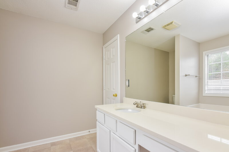 0/Mo, 6887 Mahonia Pl Lithonia, GA 30038 Main Bathroom View
