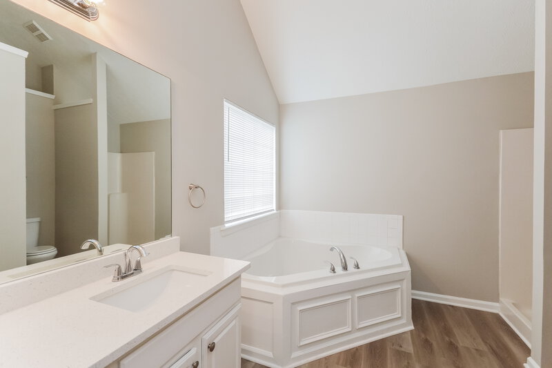 2,140/Mo, 95 Hazelhurst Dr Covington, GA 30016 Main Bathroom View