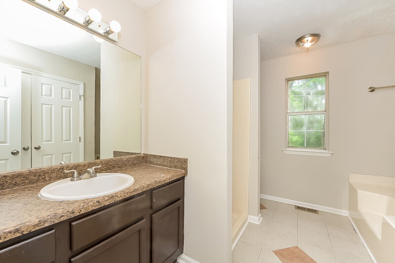 0/Mo, 2565 CLOUD LN Decatur, GA 30034 Main Bathroom View