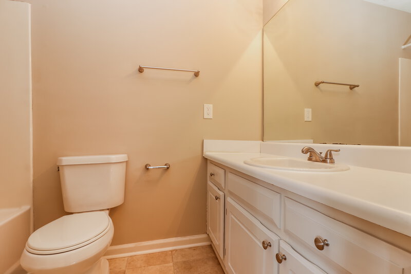 1,570/Mo, 10631 Cherry Cv Jonesboro, GA 30238 Main Bathroom View