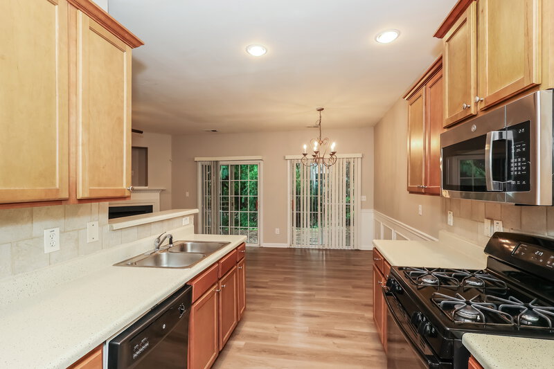 2,325/Mo, 713 Celeste Ln SW Atlanta, GA 30331 Kitchen View 2