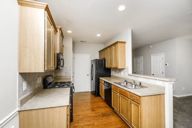 2,800/Mo, 713 Celeste Ln SW Atlanta, GA 30331 Kitchen View
