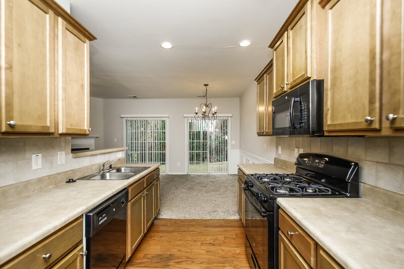 2,800/Mo, 713 Celeste Ln SW Atlanta, GA 30331 Kitchen View 2