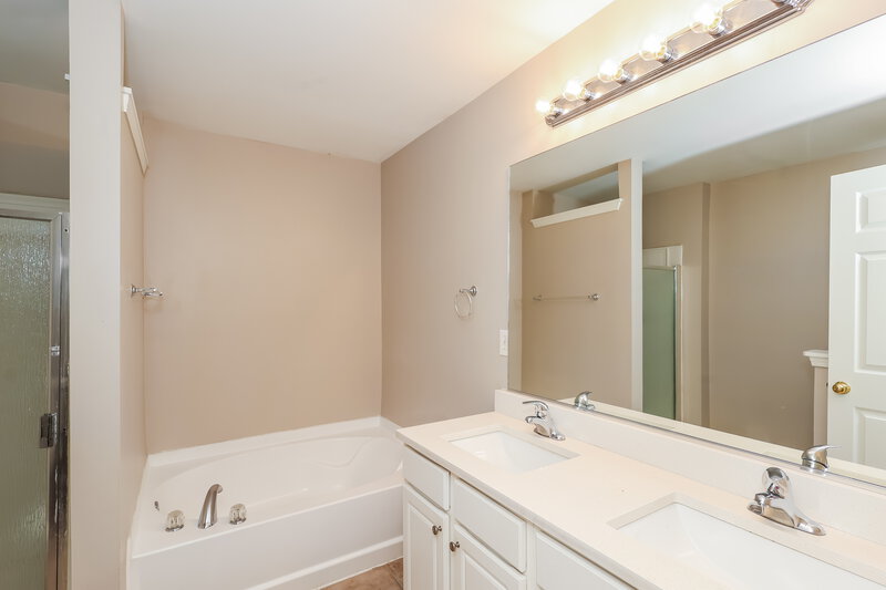 2,325/Mo, 713 Celeste Ln SW Atlanta, GA 30331 Main Bathroom View