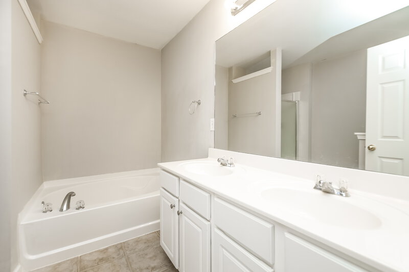 2,800/Mo, 713 Celeste Ln SW Atlanta, GA 30331 Main Bathroom View