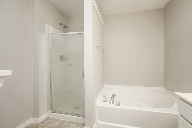 2,800/Mo, 713 Celeste Ln SW Atlanta, GA 30331 Main Bathroom View 2