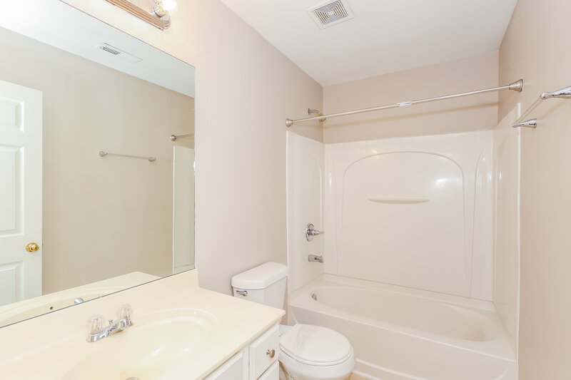 2,325/Mo, 713 Celeste Ln SW Atlanta, GA 30331 Bathroom View