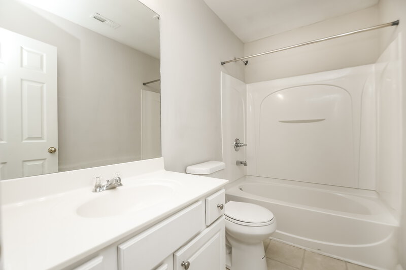 2,800/Mo, 713 Celeste Ln SW Atlanta, GA 30331 Bathroom View
