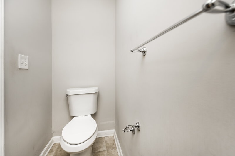 2,800/Mo, 713 Celeste Ln SW Atlanta, GA 30331 Bathroom View 2