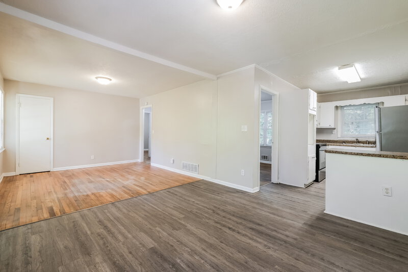 1,495/Mo, 6103 Blackhawk Trl SE Mableton, GA 30126 Living Room View 2