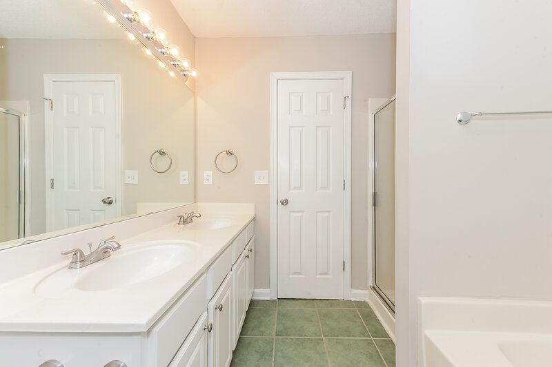 1,945/Mo, 3826 Dogwood Farm Rd Decatur, GA 30034 Master Bathroom View 2