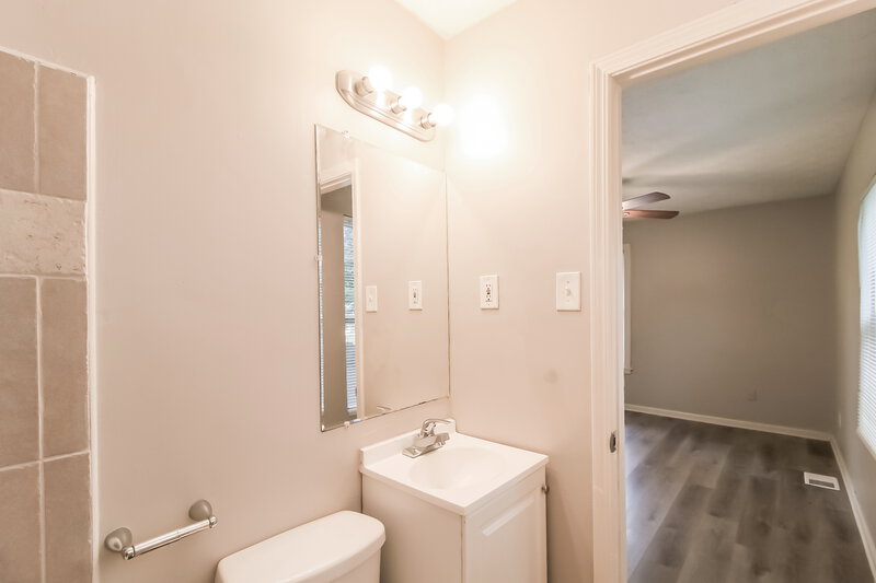 1,780/Mo, 6183 Fieldcrest Dr Morrow, GA 30260 Main Bathroom View