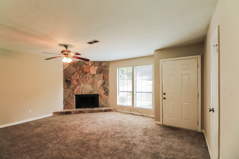 2,290/Mo, 820 Forest Path Stone Mountain, GA 30088 Living Room View