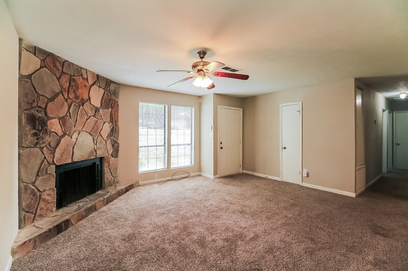 2,290/Mo, 820 Forest Path Stone Mountain, GA 30088 Living Room View 2