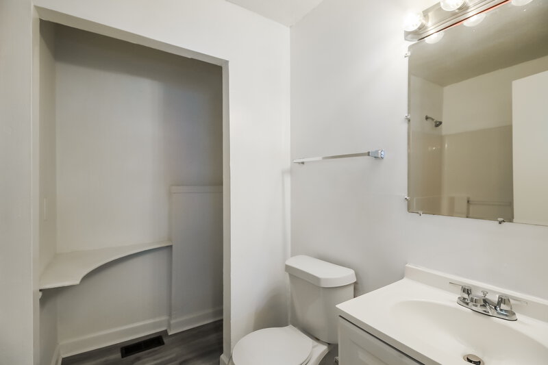 1,655/Mo, 8721 W Bourne Dr Jonesboro, GA 30238 Bathroom View 2
