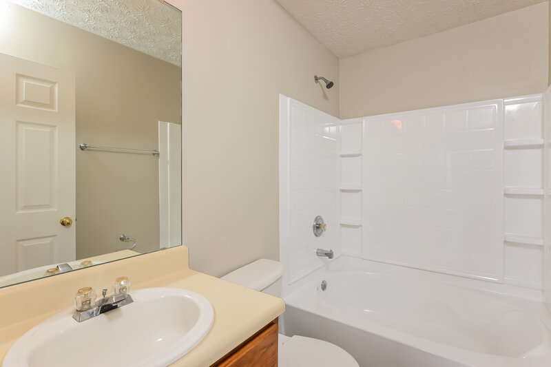 2,520/Mo, 5885 Strathmoor Manor Cir Lithonia, GA 30058 Main Bathroom View