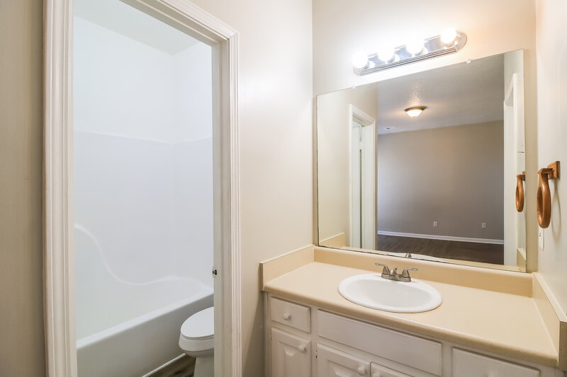 1,625/Mo, 120 Mann Blvd Stockbridge, GA 30281 Main Bathroom View