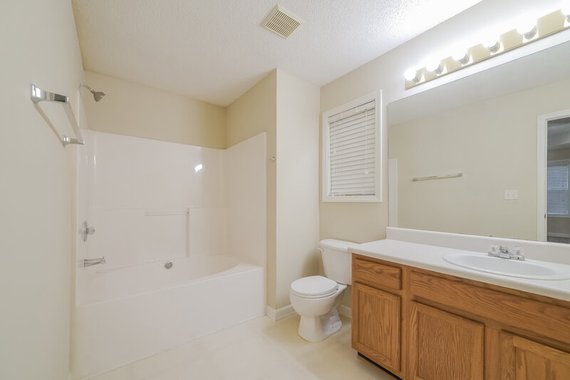 1,580/Mo, 37 Seagrave Court Rockmart, GA 30153 Main Bathroom View