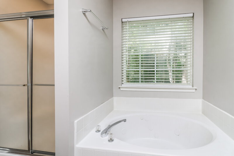 2,010/Mo, 6376 Melrose St Douglasville, GA 30134 Main Bathroom View 2