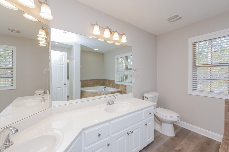 2,355/Mo, 184 Greenview Dr Newnan, GA 30265 Main Bathroom View