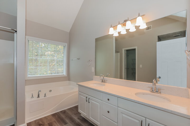 2,220/Mo, 35 Summer Walk Circle Covington, GA 30016 Main Bathroom View