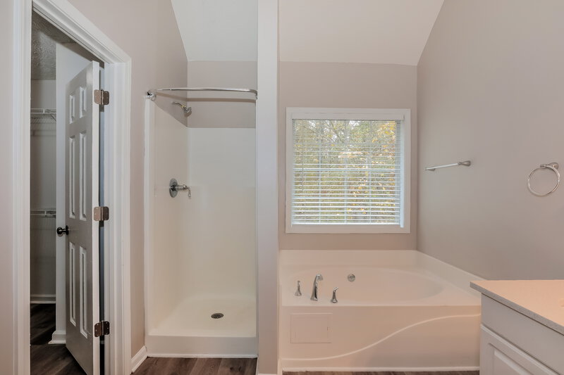 2,220/Mo, 35 Summer Walk Circle Covington, GA 30016 Main Bathroom View 2