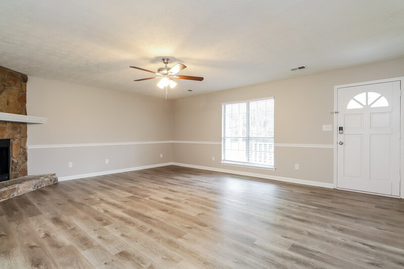 1,900/Mo, 30 Cowan Trl Stockbridge, GA 30281 Living Room View