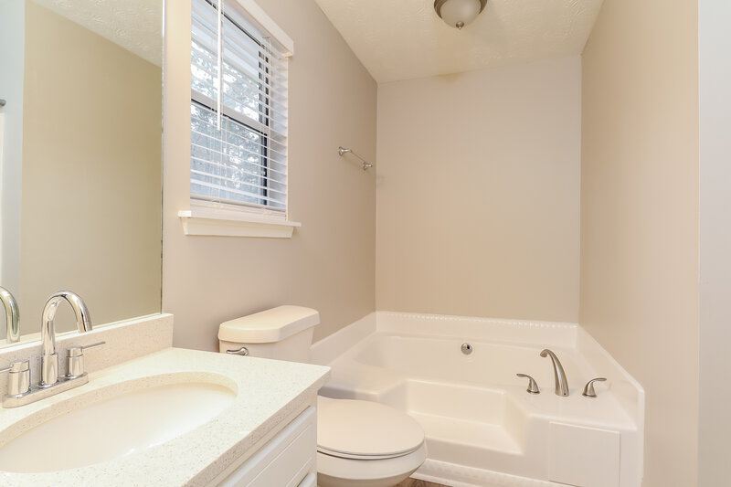 1,900/Mo, 30 Cowan Trl Stockbridge, GA 30281 Main Bathroom View