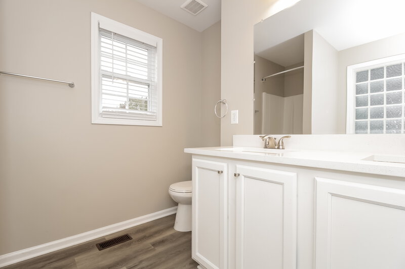1,850/Mo, 159 Richmond Dr Hiram, GA 30141 Main Bathroom View