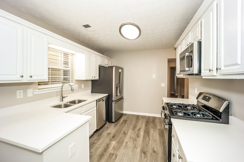 1,785/Mo, 9525 Lakeview Rd Union City, GA 30291 Kitchen View 2