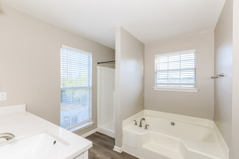 1,730/Mo, 5860 Eagles Feather Ln Riverdale, GA 30274 Main Bathroom View