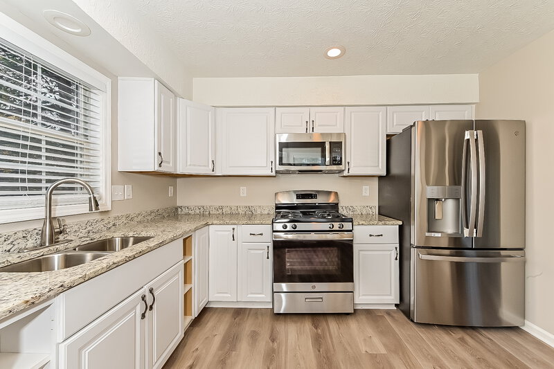 3,360/Mo, 415 Whaleys Lake Dr Jonesboro, GA 30238 Kitchen View 2