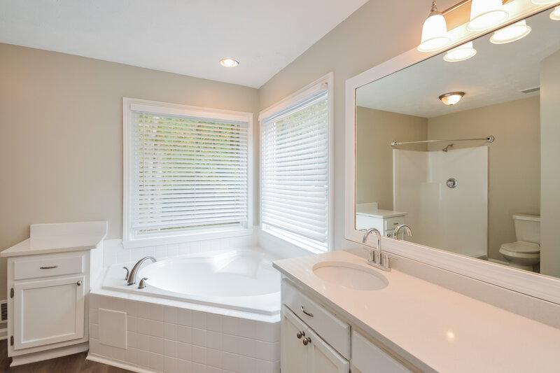 2,750/Mo, 9136 Tara Dr SW Covington, GA 30014 Main Bathroom View