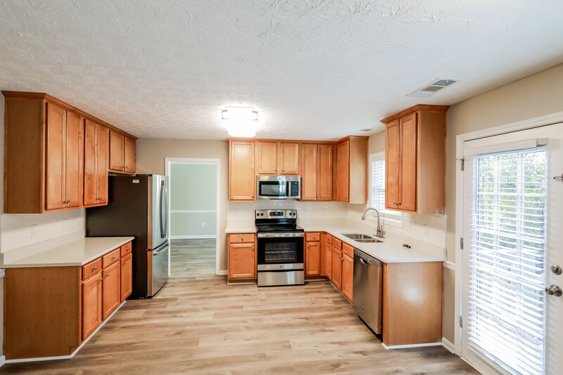 2,375/Mo, 734 Thompson Ridge Dr Monroe, GA 30655 Kitchen View