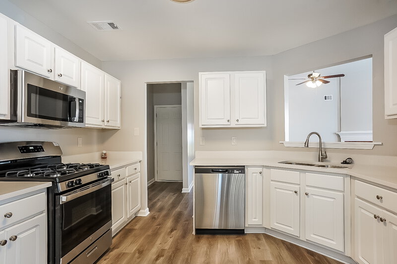 2,055/Mo, 65 Titleist Ct Newnan, GA 30265 Kitchen View