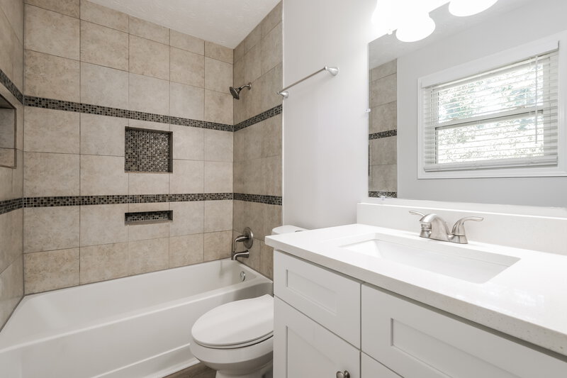 1,750/Mo, 895 Highland Ter NE Marietta, GA 30066 Main Bathroom View