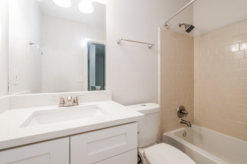 1,750/Mo, 895 Highland Ter NE Marietta, GA 30066 Bathroom View