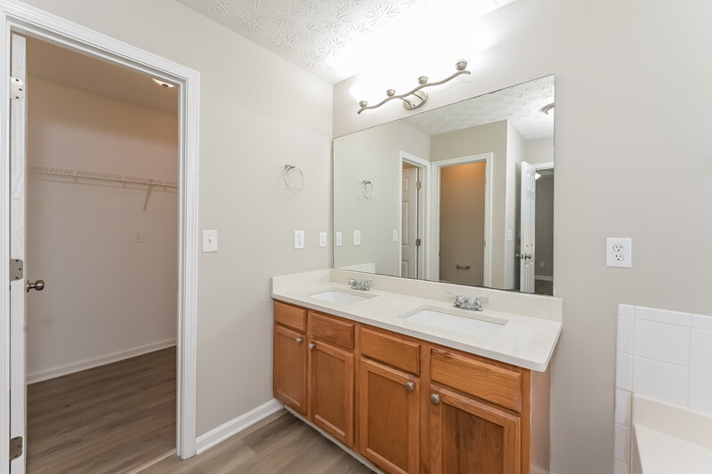 2,175/Mo, 2167 Mulberry Ln Lithonia, GA 30058 Main Bathroom View