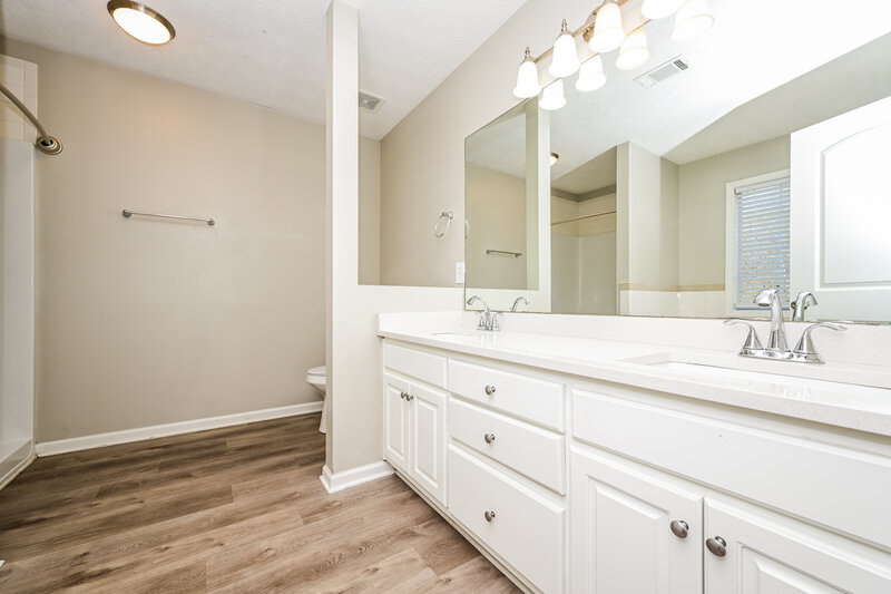 1,800/Mo, 100 Princeton Ct Covington, GA 30016 Main Bathroom View