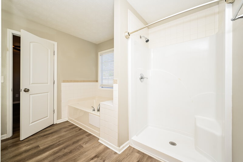 1,800/Mo, 100 Princeton Ct Covington, GA 30016 Main Bathroom View 2