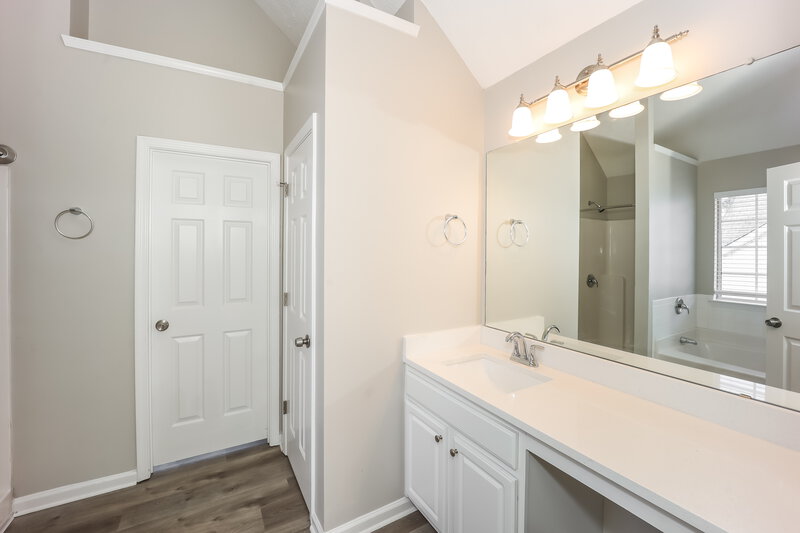 2,165/Mo, 4226 Kensington Cv Atlanta, GA 30349 Main Bathroom View