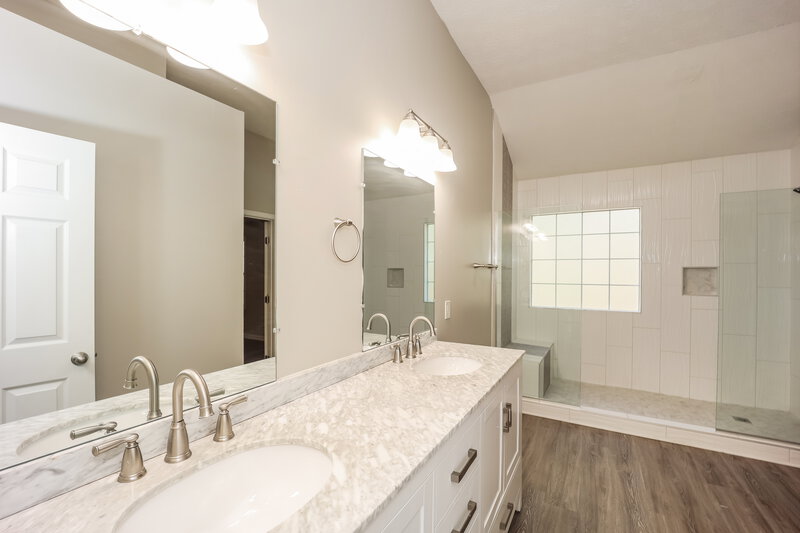 2,315/Mo, 7855 Clearview Cir Riverdale, GA 30296 Main Bathroom View