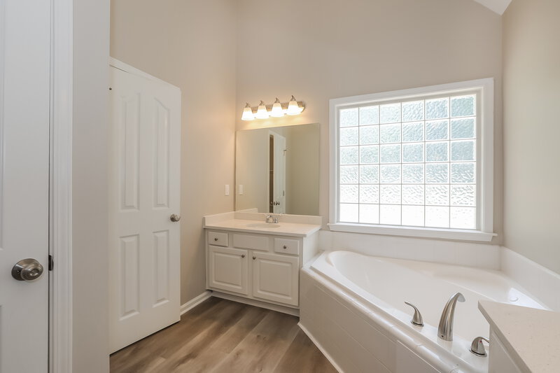 2,470/Mo, 480 Haven Ridge Dr Stockbridge, GA 30281 Main Bathroom View