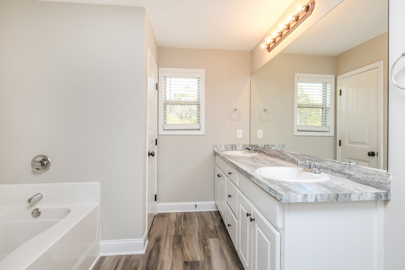 2,180/Mo, 164 Heartland Cir Unit 77 Winder, GA 30680 Main Bathroom View