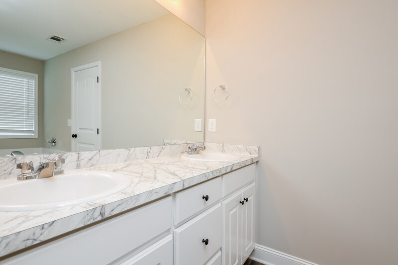 2,050/Mo, 184 Heartland Cir Unit 75 Winder, GA 30680 Main Bathroom View 2