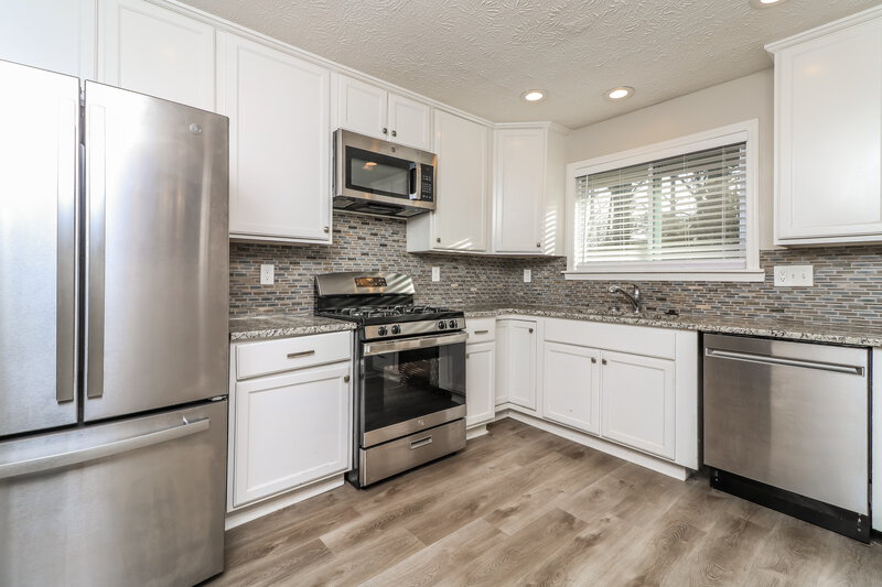 2,210/Mo, 5375 Olde Mill Dr NE Woodstock, GA 30188 Kitchen View 2