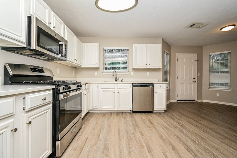 2,170/Mo, 290 Spring Lake Ter Covington, GA 30016 Kitchen View