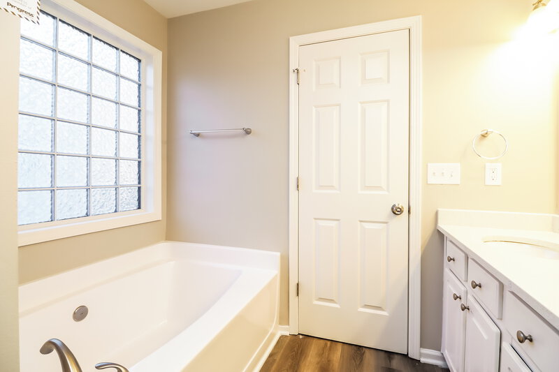 2,085/Mo, 428 Eglington Trl Locust Grove, GA 30248 Main Bathroom View