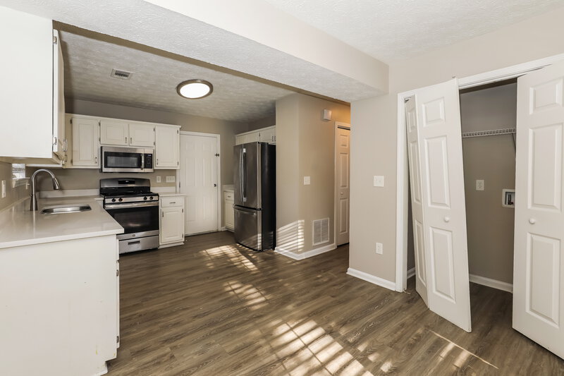 1,850/Mo, 7196 Williamsburg Dr Riverdale, GA 30274 Kitchen View 2