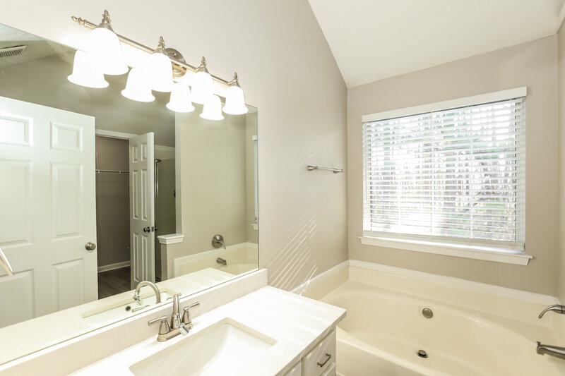 1,850/Mo, 7196 Williamsburg Dr Riverdale, GA 30274 Main Bathroom View